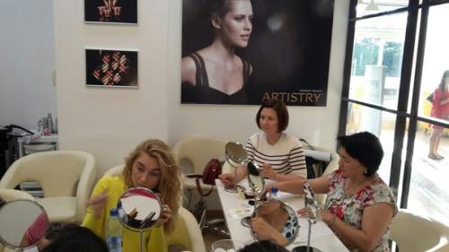 Милые девушки!   Приглашаю вас сделать себе приятный и очень полезный подарок, пройти обучение Сам Себе Визажист в студии красоты Artistry. 03