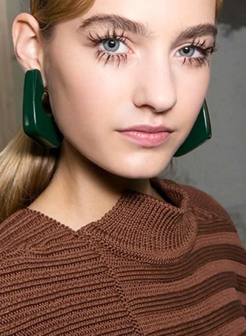 Beauty - тренд сезона: длинные и объемные ресницы. 04