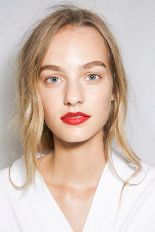 Как носить красную помаду днем и не испытывать муки совести?