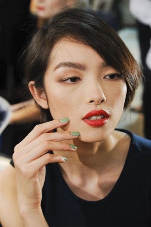 Как носить красную помаду днем и не испытывать муки совести?