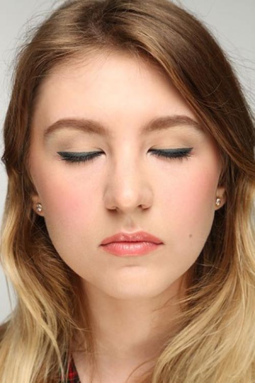 Cosmo - практика: 3 варианта эффектного макияжа под очки. 04