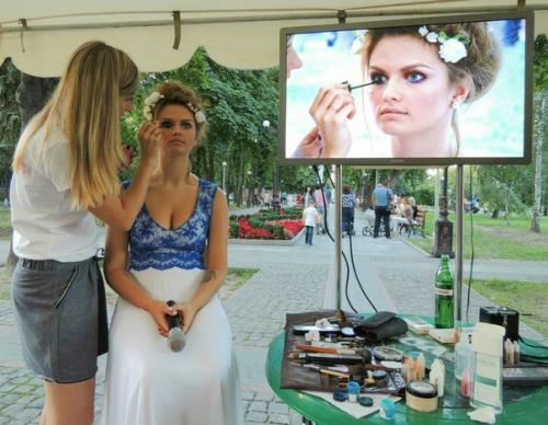 Одна из основных сегодняшних тенденций в макияже - это эффект легкой небрежности, дерзости и подчеркнутой сексуальности. 04