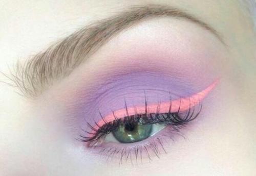 Розовые тени для век в тренде уже несколько сезонов. 01