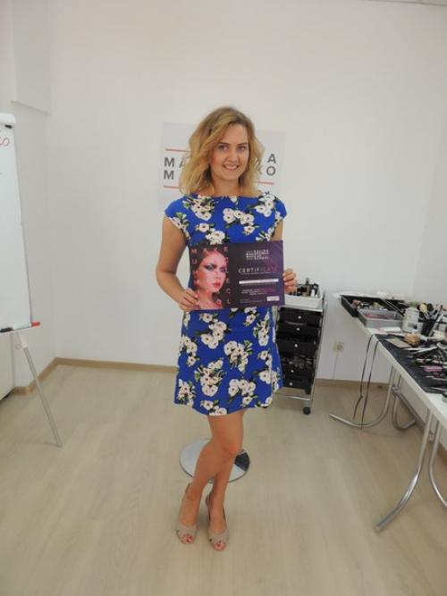 Одна из основных сегодняшних тенденций в макияже - это эффект легкой небрежности, дерзости и подчеркнутой сексуальности. 03