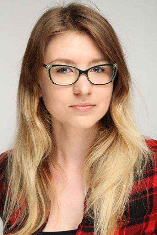 Cosmo - практика: 3 варианта эффектного макияжа под очки. 01