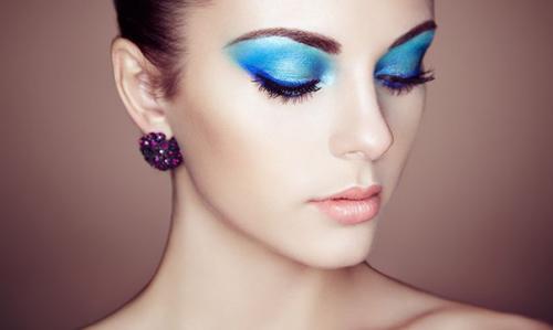 Отдел красоты: основные цвета этого сезона - синий. 02
