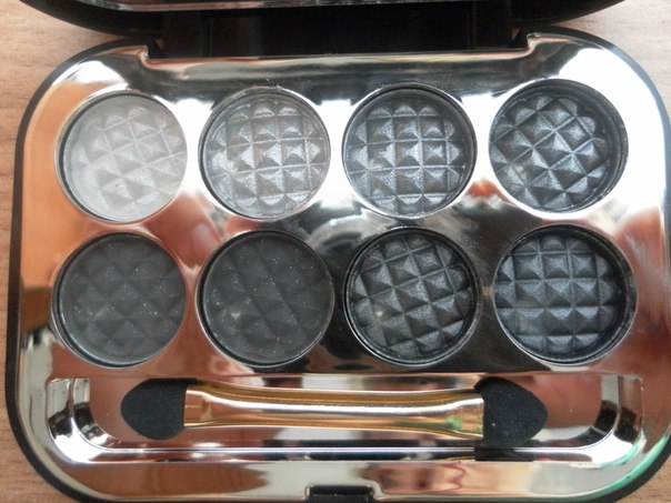 Восьмицветные тени для глаз Les 8 Ombres - это продвинутая текстура гармонично сочетающихся цветов, дающая возможность создать свой неповторимый эффект макияжа: матовый атласный металлик или насыщенный металлик. 02