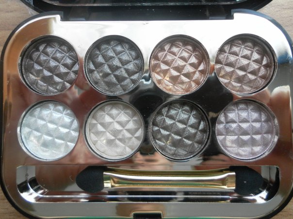 Восьмицветные тени для глаз Les 8 Ombres - это продвинутая текстура гармонично сочетающихся цветов, дающая возможность создать свой неповторимый эффект макияжа: матовый атласный металлик или насыщенный металлик. 01