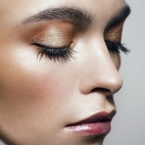 Основными тенденциями макияжа 2017 являются: 01