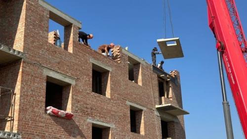 Югорские строители возвели первые 3 этажа дома в Авдеевке. 02