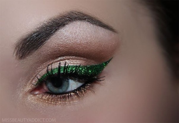 Новой тенденцией в макияже стали зеленые стрелки на веках. 04