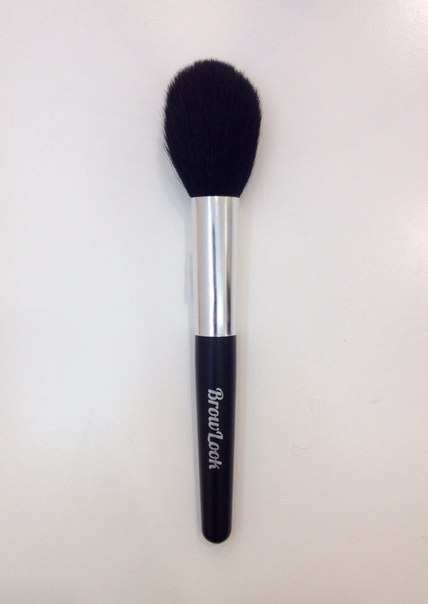 Рассыпчатая минеральная основа (пудра) Amazing Base® SPF 20 от Jane Iredele является одновременно корректором, основой, пудрой и солнцезащитным средством. 01