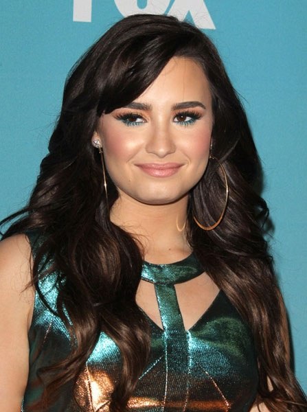 Новой тенденцией в макияже стали зеленые стрелки на веках. 01