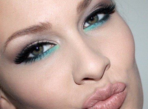 Новой тенденцией в макияже стали зеленые стрелки на веках. 07