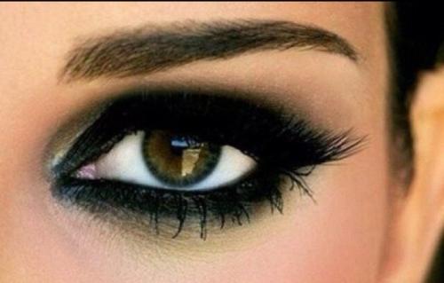 Макияж Смоки айс позволяет создать необыкновенно привлекательный образ, подчеркивая красоту глаз и скрывая маленькие изъяны. 02