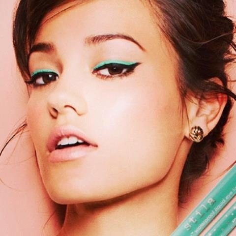 Новой тенденцией в макияже стали зеленые стрелки на веках. 03