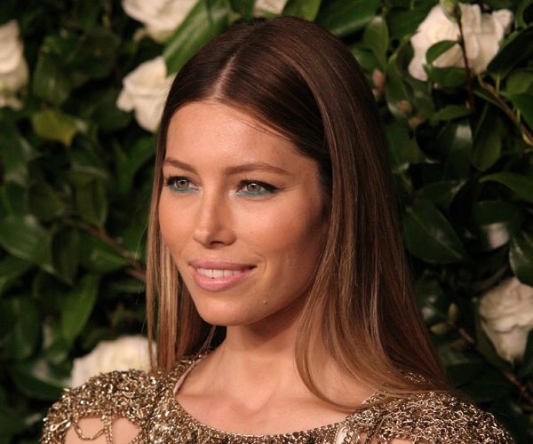 Новой тенденцией в макияже стали зеленые стрелки на веках. 06