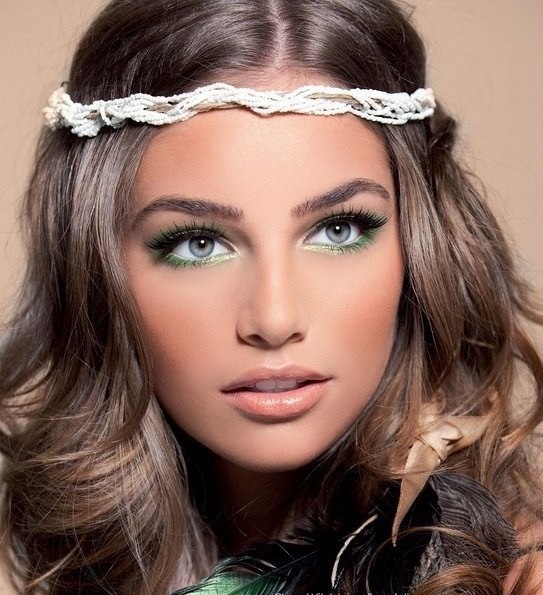 Новой тенденцией в макияже стали зеленые стрелки на веках. 08