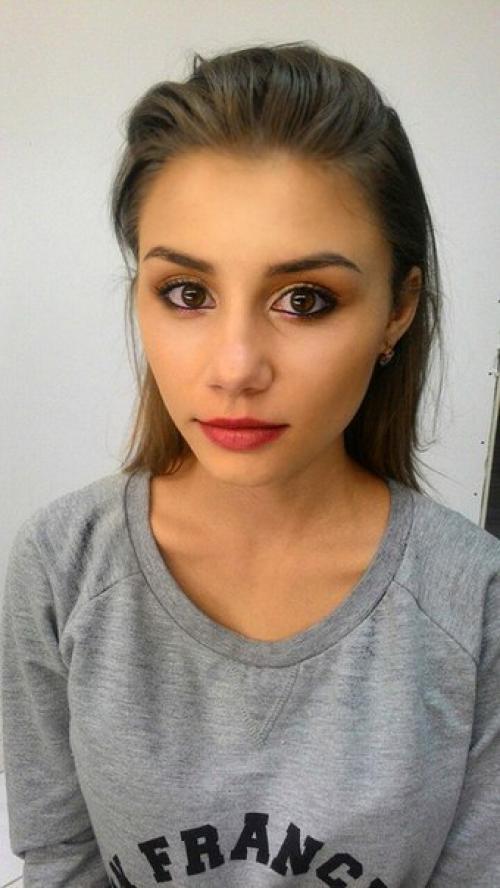 Здравствуйте, представляю услуги визажиста, стилиста? 04