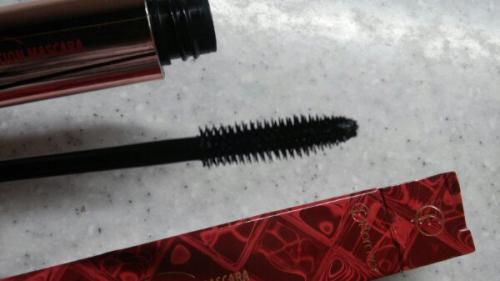 Тушь от Flormar предназначена специально для создания яркого, вечернего макияжа с эффектом глубокого драматического взгляда. 02