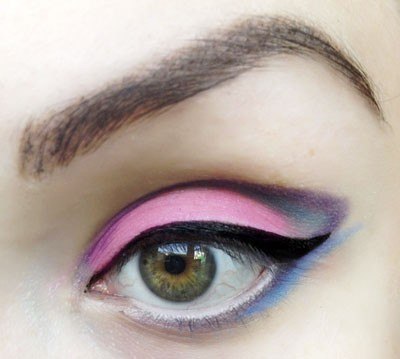 Все мы, девушки, просто обожаем быть в центре внимания, и даже те, кто это отрицает, тихо и тайно радуются, когда все мужские взгляды прикованы только к ним! 04