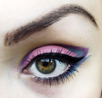 Все мы, девушки, просто обожаем быть в центре внимания, и даже те, кто это отрицает, тихо и тайно радуются, когда все мужские взгляды прикованы только к ним! 05