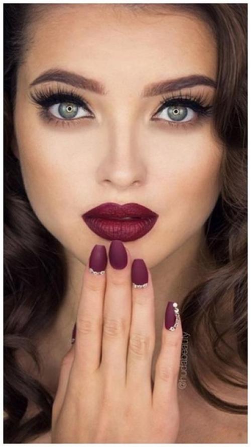 Праздничный или вечерний макияж для зеленых глаз предполагает нанесение темных теней или яркой помады. 01