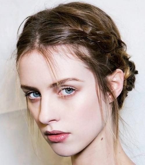 7 простых и классных укладок для тех, кто отращивает волосы. 05