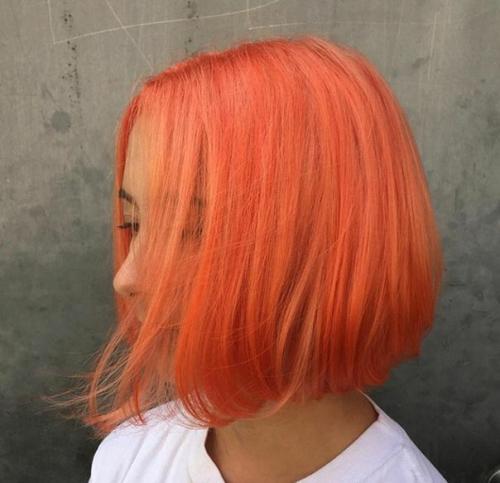 В настоящее время стали весьма популярны необычные прически и яркие цвета для волос. 05