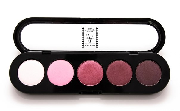 Самый невыгодный цвет теней в тон радужки глаза и растушеванный по всему веку. 03