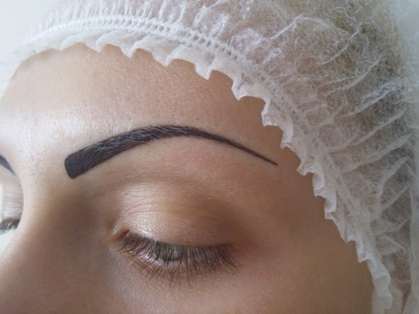 Чтобы сделать взгляд ярким работать нужно не только с глазами, но и с большой областью вокруг них, в том новой числе и с бровями. 01