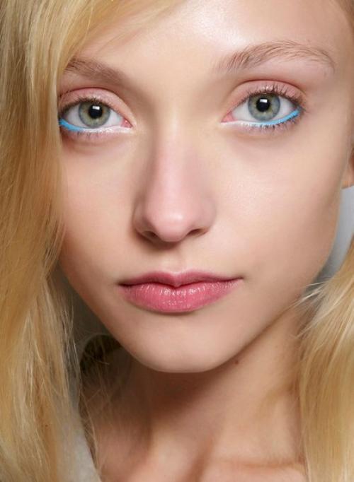 Цветные веки.  Аппликации дают бескрайнее поле для экспериментов, если речь идет о броском макияже глаз. 01