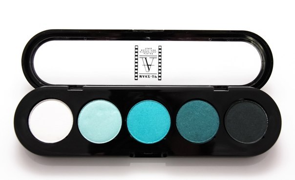 Самый невыгодный цвет теней в тон радужки глаза и растушеванный по всему веку. 01