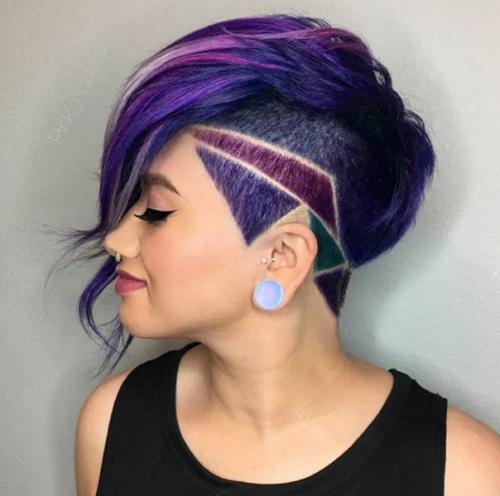 В настоящее время стали весьма популярны необычные прически и яркие цвета для волос. 04