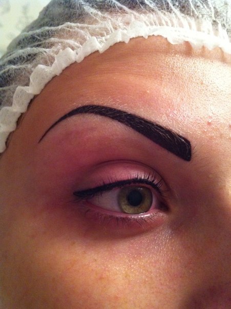 Чтобы сделать взгляд ярким работать нужно не только с глазами, но и с большой областью вокруг них, в том новой числе и с бровями. 02