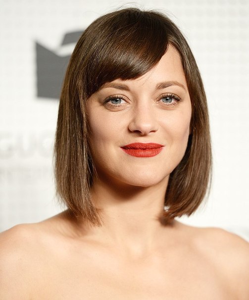 Красная #помада не сдает позиций, а в последнее время образов с ней - пруд пруди. 01