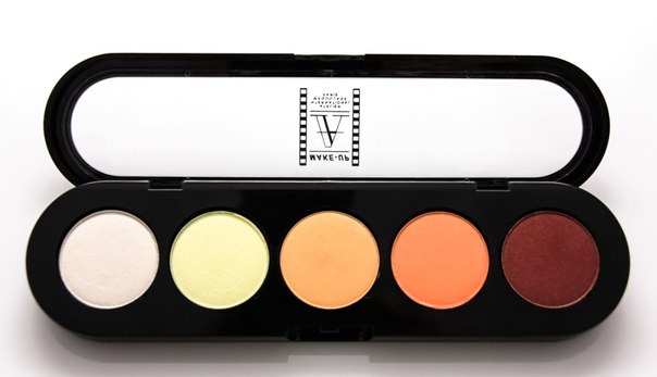 Самый невыгодный цвет теней в тон радужки глаза и растушеванный по всему веку. 02