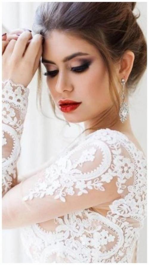 Ретро. Ретро макияж предполагает наличие классической формы стрелок и красной губной помады. 01