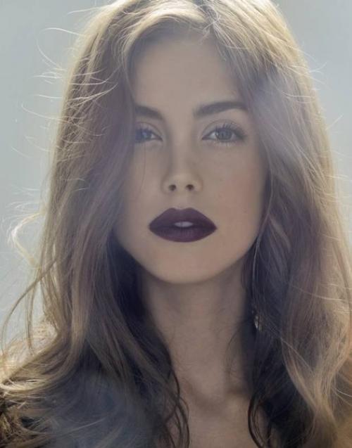 Главные тренды макияжа осени 2015 года - темные готические губы и белый тон лица стали хитом на всех модных показах от Лондона до Нью-йорка. 02