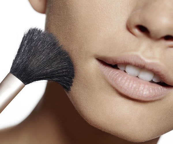 Этот нежный макияж невесты в натуральных тонах придаст вашему лицу свежесть и молодость, а глазам - выразительность. 01