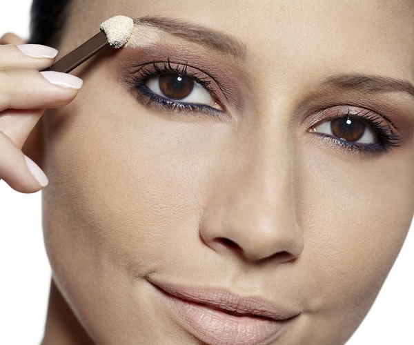 Этот нежный макияж невесты в натуральных тонах придаст вашему лицу свежесть и молодость, а глазам - выразительность. 05