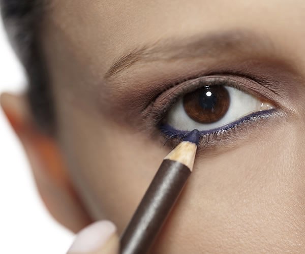 Этот нежный макияж невесты в натуральных тонах придаст вашему лицу свежесть и молодость, а глазам - выразительность. 04