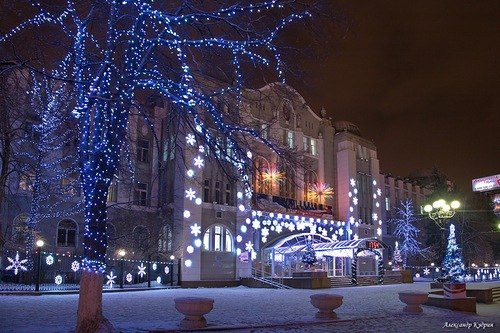 Работать в ночную смену, скажу я вам, не айс, конечно, пить кофе в три утра чтоб не уснуть и все равно зевать и потирать глаза, размазывая макияж - это может только со стороны смотрится мило.