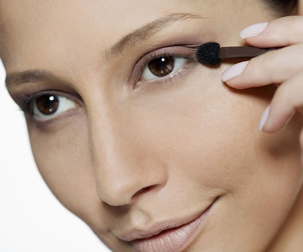 Этот нежный макияж невесты в натуральных тонах придаст вашему лицу свежесть и молодость, а глазам - выразительность. 03