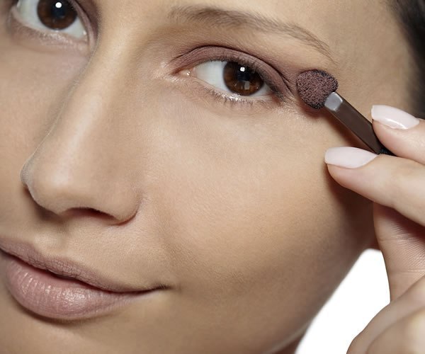 Этот нежный макияж невесты в натуральных тонах придаст вашему лицу свежесть и молодость, а глазам - выразительность. 02