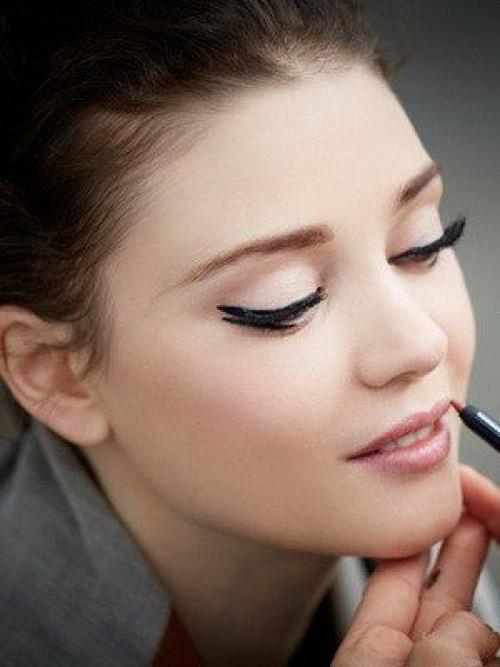 Акцент на глаза - это модно, его можно создать при помощи стрелок. 01