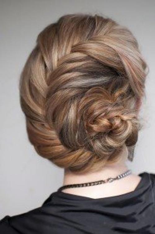 Элегантная ракушка. В качестве укладки можно сделать изящную ракушку, такая прическа станет прекрасным дополнением для любого праздничного наряда. 01