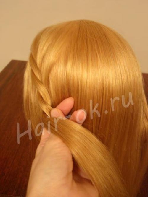 Прическа 2 улитки.  Разделите волосы на две зоны с помощью расчески с острым кончиком. 06