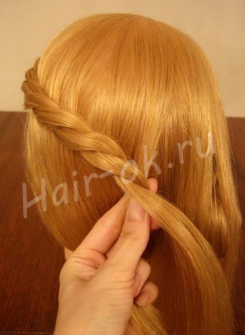 Прическа 2 улитки.  Разделите волосы на две зоны с помощью расчески с острым кончиком. 07