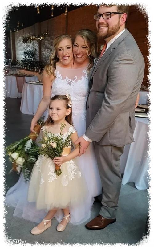 Извecтныe cиaмcкиe близнeцы эбби и Бpиттaни впepвыe cтaли мaмaми!  